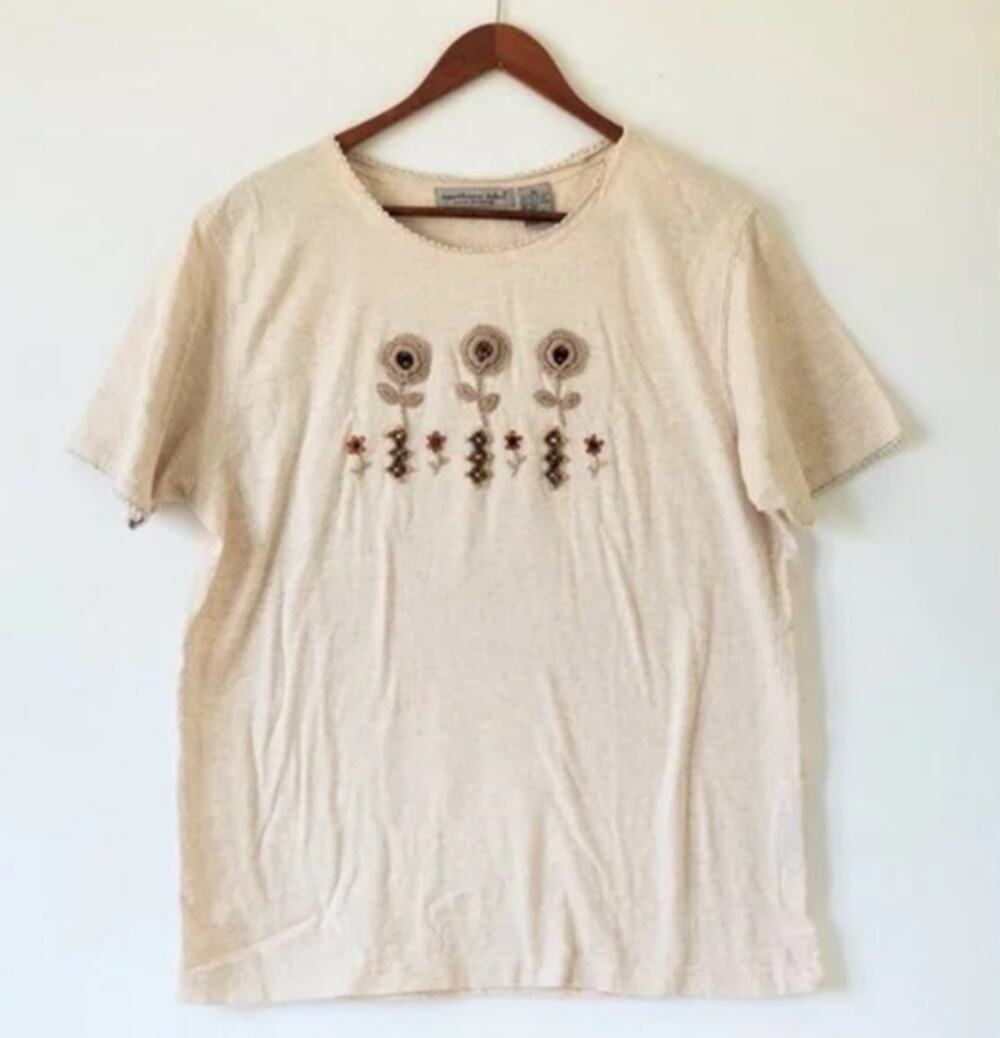 Northern Isles T-shirt  with flowers of wool and wood crochet -Size L